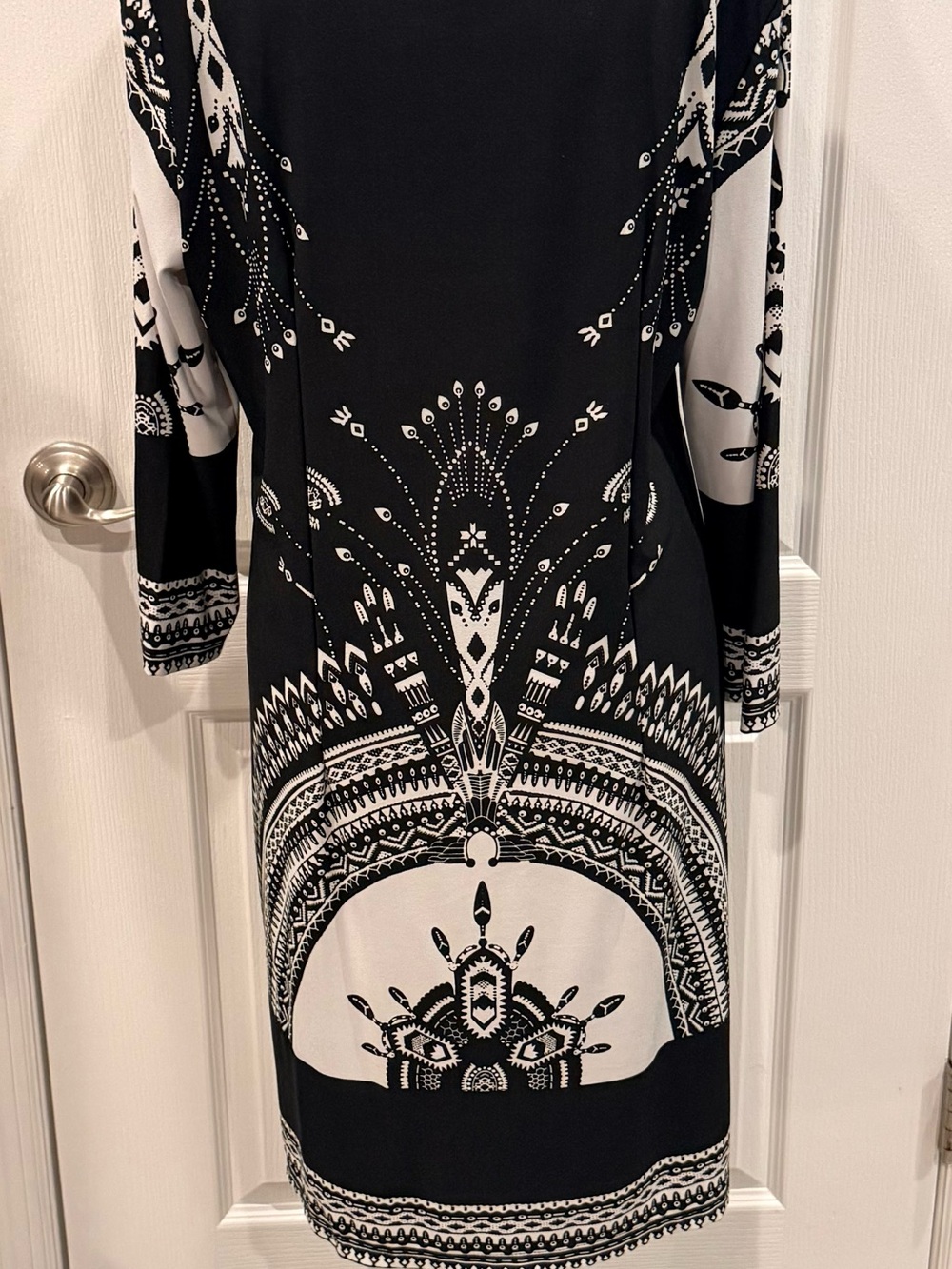 Black & White Long Sleeve Printed Midi Dress — Elegant Graphic Pattern - Picture 3 of 3